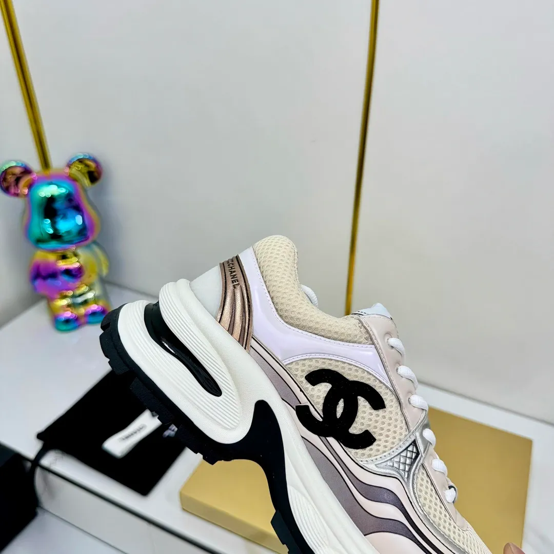 👟👟Ex-factory price 680👟👟 Upgraded version, upgraded version, upgraded version! No rebuttal accepted! ! ! ! Chanel Chanel panda shoes! 2025 counter's top casual sports shoes. This classic design; the upper is electro-embroidered with a variety of techniques; the outsole is fashionable and sporty; the unusual inclusion of a variety of color matching elements... The diversified mix and match is very good-looking and versatile, and can be used for leisure, fashion, sports, and outdoor... ꫛꫀꪝ Go➫ Materials: ❶Upper made of: original imported first-layer silk cowhide + original waterproof cloth + original first-layer cowhide ❷Inner lining: Original Yangli+Net ❸Outsole based on: Original TPU combination outsole Counter boutique packaging complete set for women 35–41 👉 👉 👉 👉